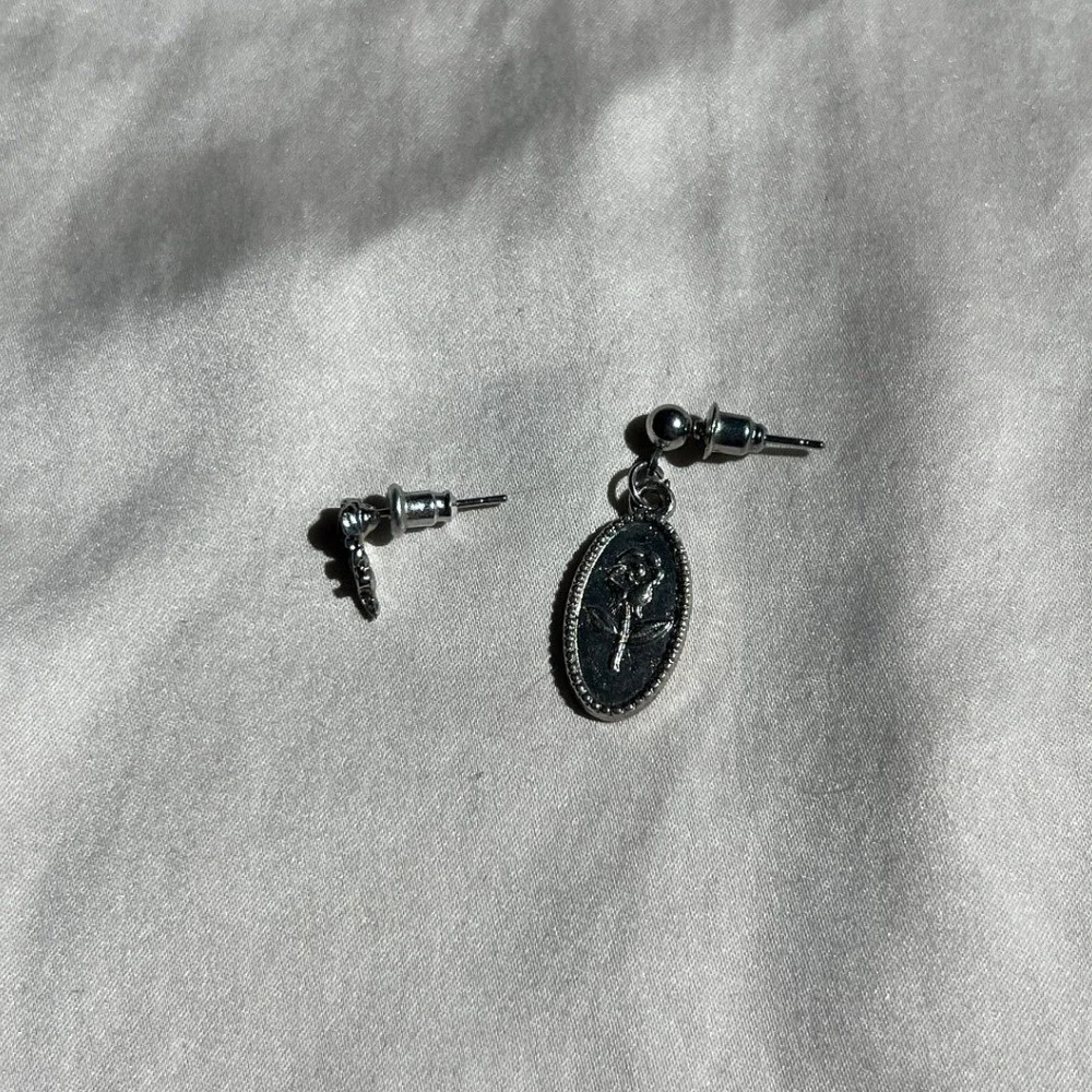 Silver Mismatched Rose Stud Earrings OS Cottagecore Romantic Gothic Victorian
